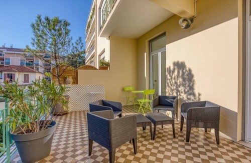 Carnot Apartment | Upstays Terrace Center 75m2 Apartment