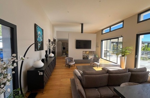 Uzes Villa | Uzès, in a quiet, sought-after area, contemporary villa with swimming pool