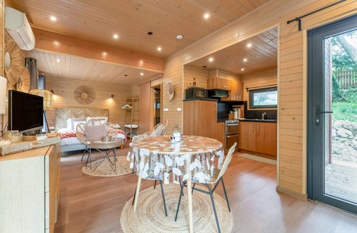 Arpaillargues-et-Aureillac House | Vacation Home 'Lodge Slow Life - Mas De Rey' with Private Terrace, Wi-Fi & Air Conditioning
