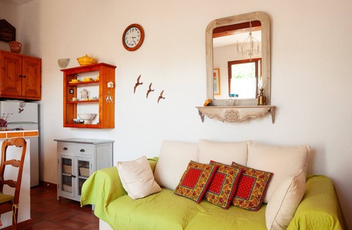 Ceyreste House | Vacation Home "Les Oiseaux" with Mountain View, Private Garden & Wi-Fi