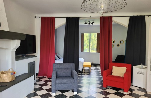Beaucaire House | Vacation home with pool