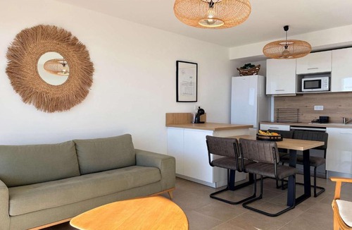 Valras-Plage Apartment | Valras-Loc Archipel Capri Jacuzzi with Sea View