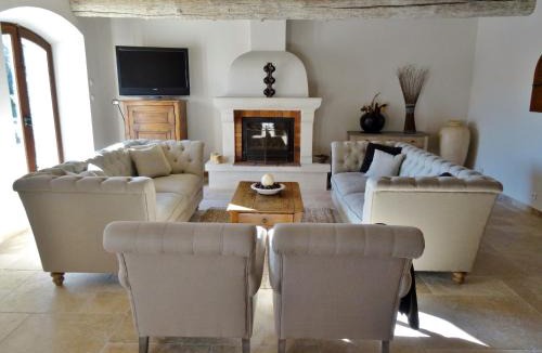 Cavaillon Villa | very beautiful provencal mas with pool, in the country, between cavaillon and l'isle sur la sorgue - sleeps 10