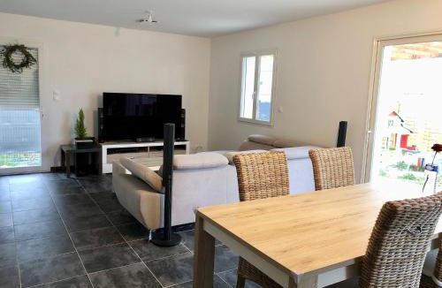 Uzes Villa | Villa 3 Ch climatisée avec piscine & jacuzzi, parking privé, centre à pied