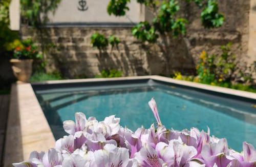 Aigues-Mortes Medieval City Bed & Breakfast | VILLA ADOYA Chambre d'hôtes Aigues-Mortes intra muros au calme climatisation réversible PISCINE WIFI ascenseur PARKING gratuit