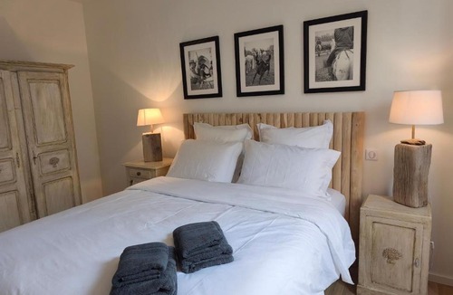 Aigues-Mortes Medieval City Bed & Breakfast | VILLA ADOYA Chambre d'hôtes Aigues-Mortes intra muros au calme climatisation réversible PISCINE WIFI ascenseur PARKING gratuit