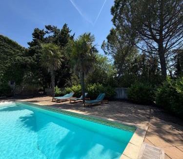 Albaron Villa | Villa authentique du 17e siècle avec piscine privée