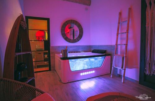 Cuges-les-Pins Bed & Breakfast | Villa CoCoon - Love room cocooning & 50 nuances