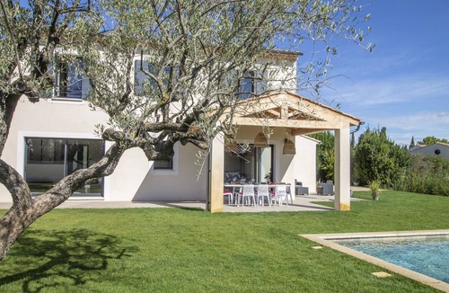 Maillane Villa | Villa du Relais - Beautiful holiday home within walking distance of Maillane.