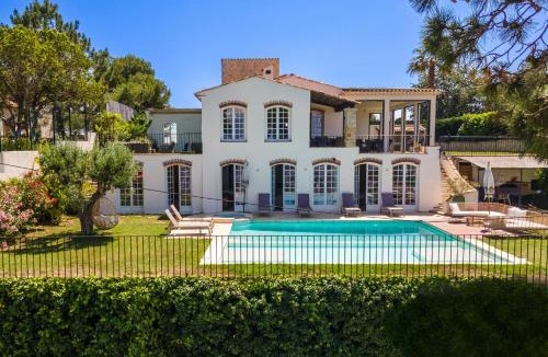 California - Pezou Villa | Villa exclusive au sommet de Cannes, 8 chambres, double piscine, vue sur la mer