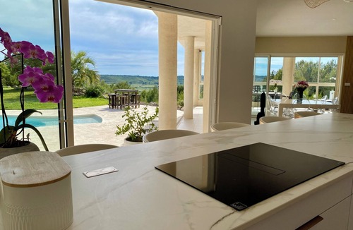 Saint-Mitre-les-Remparts Villa | Villa Bahia located between the Calanques of Marseille, the Camargue and the Alpilles.