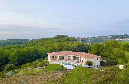 Saint-Mitre-les-Remparts Villa | Villa Bahia located between the Calanques of Marseille, the Camargue and the Alpilles.