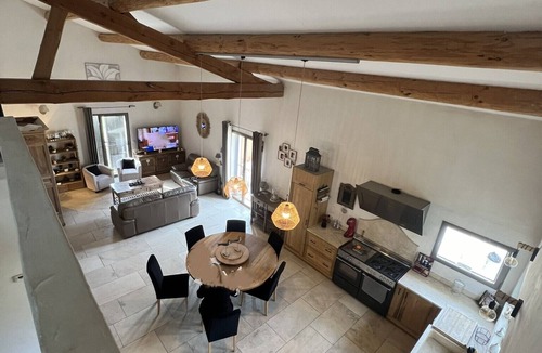 Saint-Quentin-la-Poterie Villa | Villa Spacieuse, Belle Véranda et Jardin Ombragé