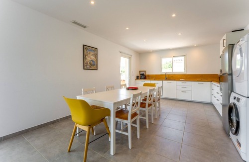 Goudargues Villa | Villa 'Hestia' with Private Pool, Wi-Fi and Air Conditioning