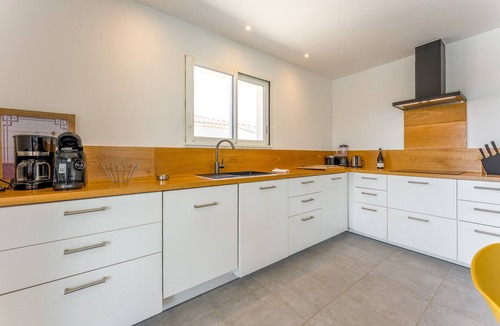 Goudargues Villa | Villa 'Hestia' with Private Pool, Wi-Fi and Air Conditioning