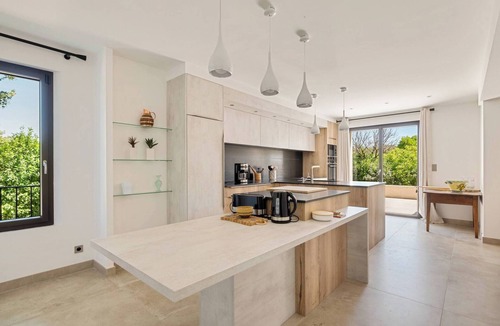 Eygalieres Villa | Villa Horizon, Eygalières, Heated Pool, Air Conditioning