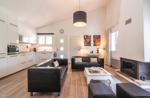 Pouzols-Minervois Villa | Villa in Pouzols with Private Pool & Vineyards