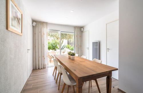 Pouzols-Minervois Villa | Villa in Pouzols with Private Pool & Vineyards