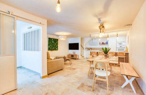 Aigues-Mortes House | Villa in the heart of the Citadel with terrace, parking, Wi-Fi and air conditioning