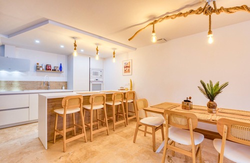 Aigues-Mortes House | Villa in the heart of the Citadel with terrace, parking, Wi-Fi and air conditioning