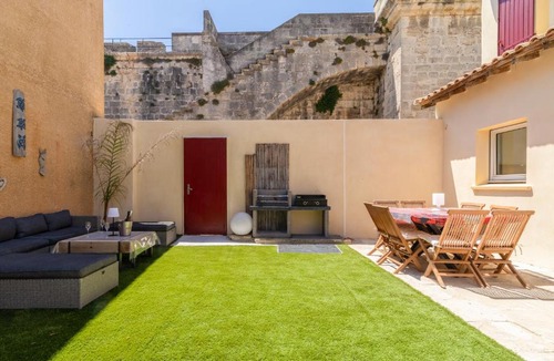 Aigues-Mortes Medieval City Villa | Villa jardin BBQ Piscine enfants Aigues Mortes Intra Muros