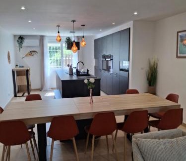 Caissargues House | Villa Lady Rose - 7 Suites Privatives & Climatisées - Nîmes