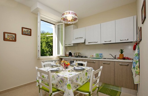 Desenzano del Garda Apartment | Villa Mimosa Near Desenzano Old Town Apt 2 Parking, A/C, WiFi, Desenzano Del Garda, Italy