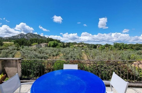 Eygalieres Villa | Villa Molassis in Eygalières, with swimming pool & view of the Alpilles mountains