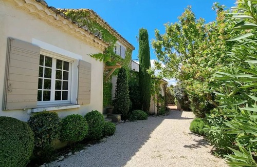 Eygalieres Villa | Villa Molassis in Eygalières, with swimming pool & view of the Alpilles mountains