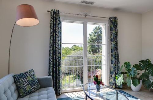 Roquefort-les-Pins Apartment | Villa Orange spacious luxury apartment on the Côte d'Azur