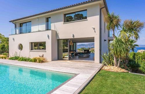 Giens Villa | Villa Palma Giens - Vue Mer Panoramique -Piscine Chauffée Mai à Septembre- 4 chambres -Garage