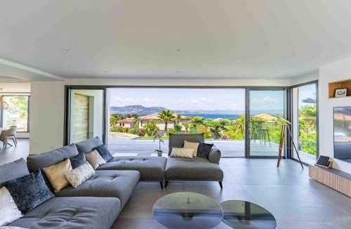 Giens Villa | Villa Palma Giens - Vue Mer Panoramique -Piscine Chauffée Mai à Septembre- 4 chambres -Garage