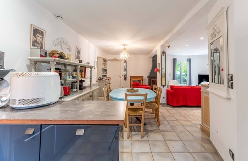Apt Villa | Villa 'Plein Coeur Du Luberon' with Private Pool, Private Terrace and Wi-Fi