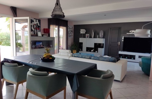 Bellegarde House | Villa pool south of France near the sea