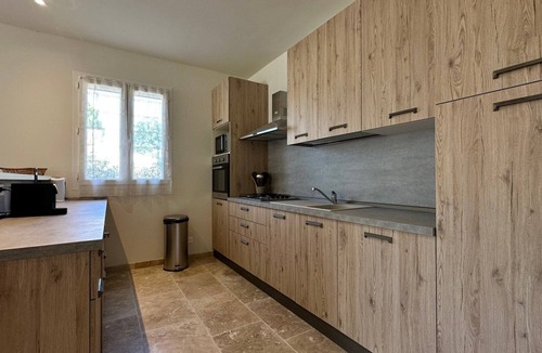 Tarascon Villa | Villa Sarde, entire house with parking