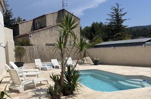 Cuges-les-Pins Villa | Villa wifi 8 à 10 personnes BBQ piscine situation centrale à Cuges les pins Sainte Baume 2km OK Corral 20km Marseille centre 20km Var