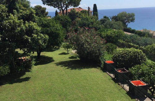 Menton House | Villa with garden, 12-minute walk from the beach, magnificent sea view.