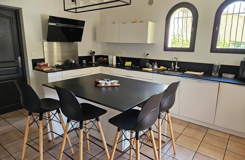 Istres Villa | Villa with garden and 8x4 pool in a quiet neighborhood.