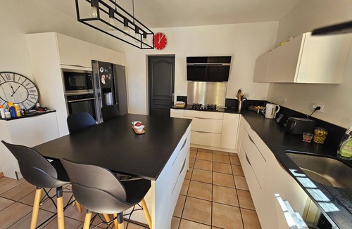 Istres Villa | Villa with garden and 8x4 pool in a quiet neighborhood.