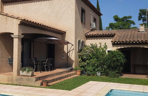 Istres Villa | Villa with garden and 8x4 pool in a quiet neighborhood.