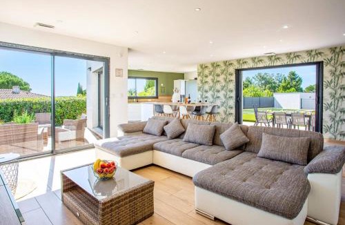 Tourbes Villa | Villa Zephyr by Villa Plus