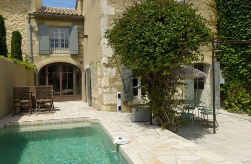 Eygalieres Villa | VILLAGE HOUSE WITH POOL and AC, Sleep 6, IN MAILLANE VILLAGE