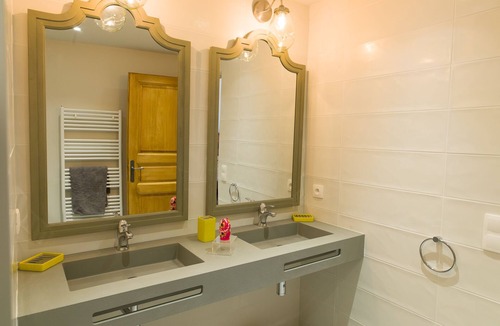Eygalieres Villa | VILLAGE HOUSE WITH POOL and AC, Sleep 6, IN MAILLANE VILLAGE