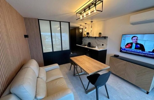 Lazaret Apartment | Vue mer Incroyable, Appartement Entièrement Rénové Avec Piscine et Garage