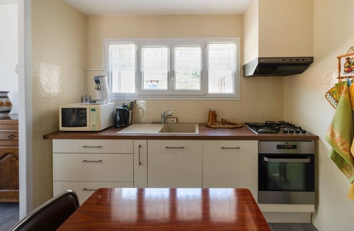 Velaux Villa | Well-equipped village house near beaches