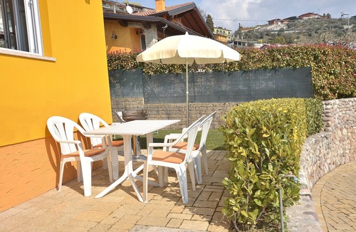 Marciaga Apartment | White Apartment In Marciaga Di Costermano