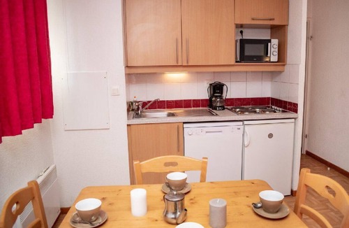 Puy-Saint-Vincent Apartment | Wifi, 3rd floor, swimming pool, balcony, parking, tv, ski locker, 25m², Puy-Saint-Vincent
