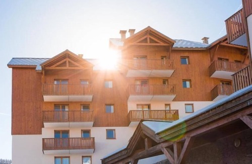 Puy-Saint-Vincent Apartment | Wifi, 3rd floor, swimming pool, balcony, parking, tv, ski locker, 25m², Puy-Saint-Vincent