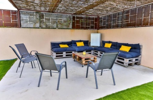Graveson House | With friends or family, La Maison du Bonheur is the place for you!