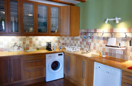 Limoux Apartment | XL GARDEN APARTMENT, SLEEPS 9 IN 4 AC BEDROOMS 1K, 2Q, 2S, FRESH and SPACIOUS